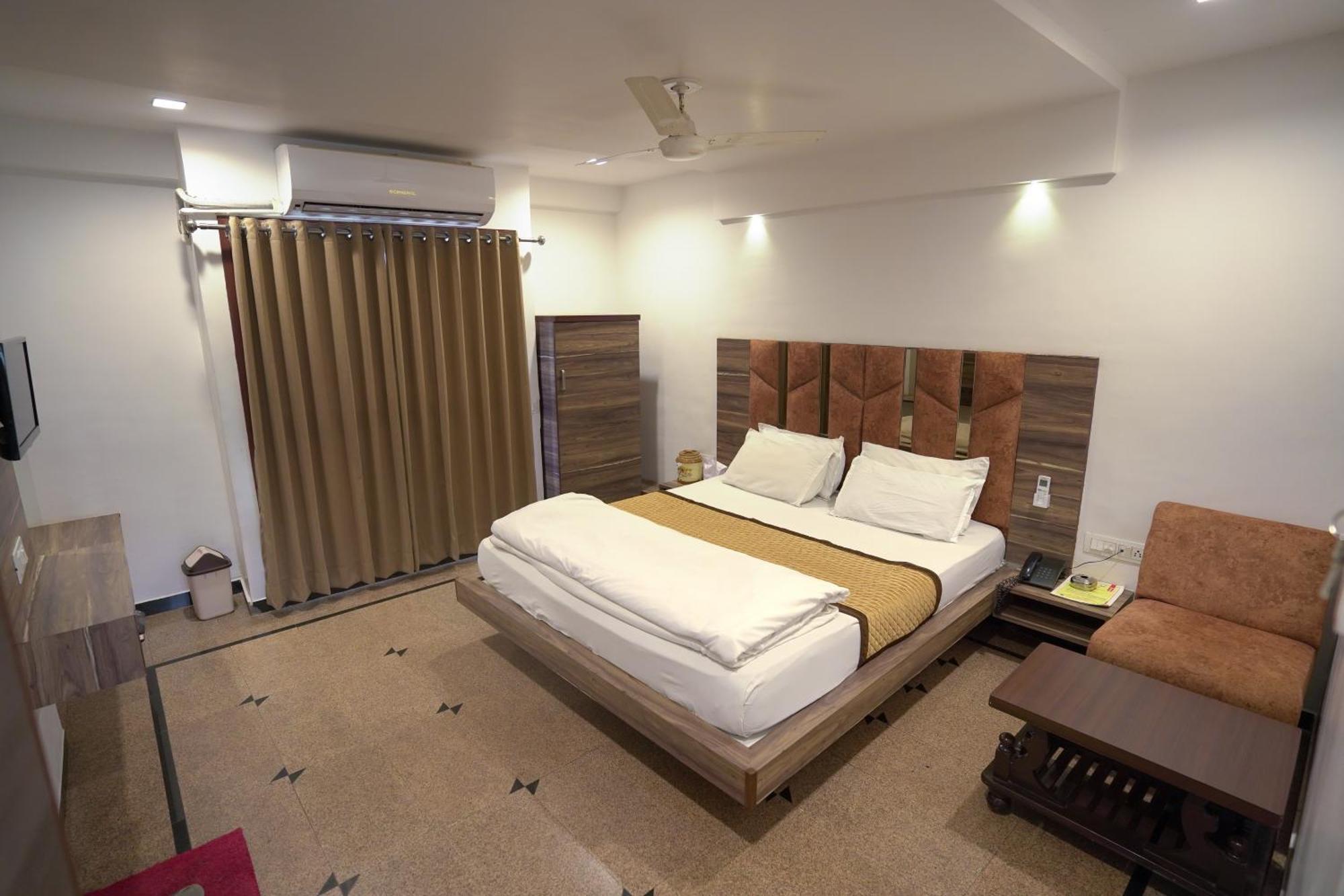 Hotel Shertown Ahmedabad Eksteriør billede